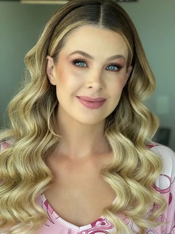 Maquiagem social com pele iluminada e cabelo em ondas