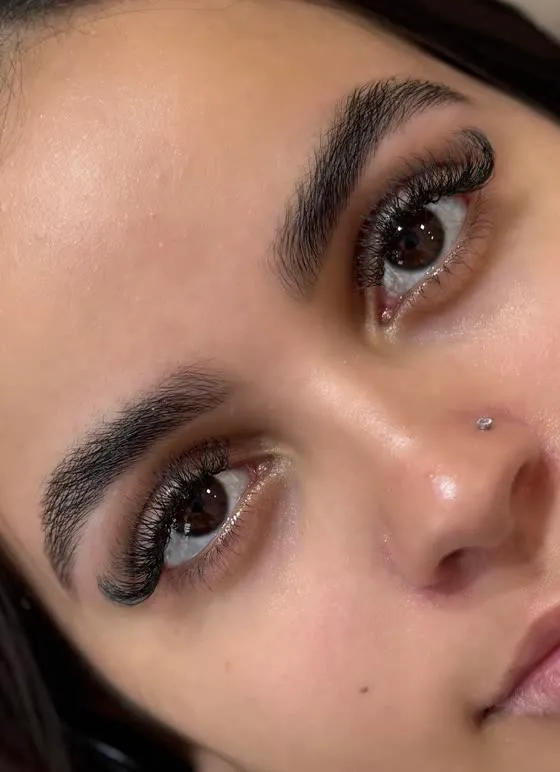 Resultado de brow lamination e lash lifting em detalhe